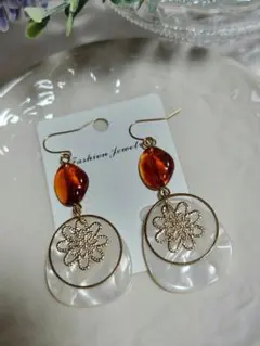 ピアス　(大きめ)　べっ甲調アクリルビーズ&パール調アクリルチャーム