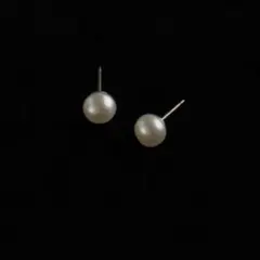 スタッドピアス ホワイト