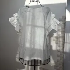 フリル付きホワイト半袖トップス
