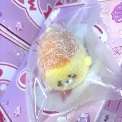 M*n様 MOMOCO カニパン小 粉付きスクイーズ - メルカリ