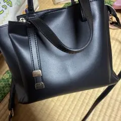黒い合成皮革ショルダーバッグ