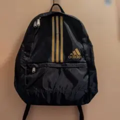 adidas 黒リュック ゴールドストライプ