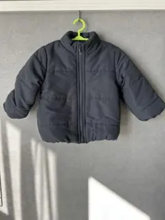 黒いジッパー付きアウター