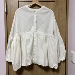 omekashi タグ付け未使用品 アイボリー シフォン フリルブラウス