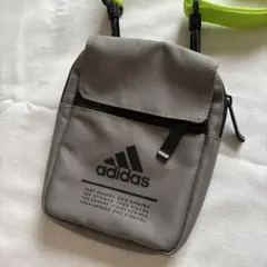アディダス【adidas】 ショルダー ポーチ サコッシュ　カーキ