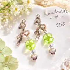 ハンドメイド リボンとクローバーの揺れるピアス 558