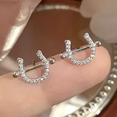 ホースシュー型ピアス　馬　幸運　シルバー調　シンプル　カジュアル　縁起物