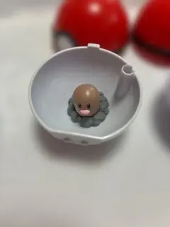 ポケモン　カイリュウ（チョコ）ディグダ 　メッソン　食玩　ボール状カプセル