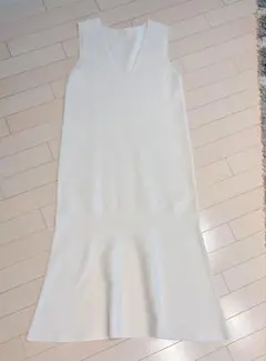 【GU】ホワイトノースリーブVネックニットワンピース