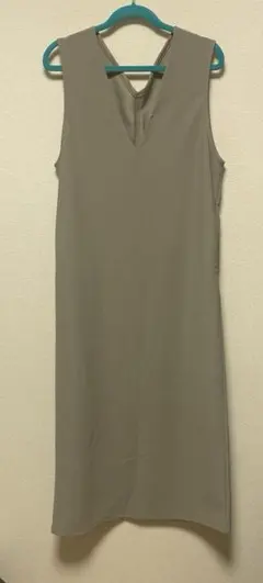 ベージュノースリーブ Vネック ロングワンピース 後ろスリット