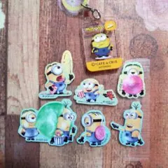 ミニオン カフェドクリエ　アクリル チャーム キラッとシール セリア