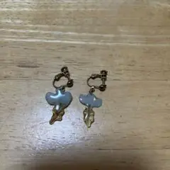 青い花形イヤリング