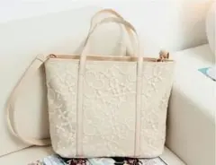 ショルダーバッグのレディー、ショルダーバッグを片手に