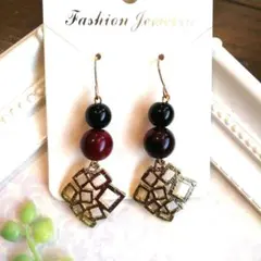 幾何学模様の黒赤ビーズピアス/イヤリング(ハンドメイド)