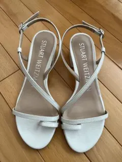 Stuart Weitzman ホワイト サンダル 34.5のサムネイル