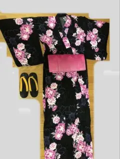 出品削除SALE‼️黒地にピンク花柄 浴衣・帯・下駄セット