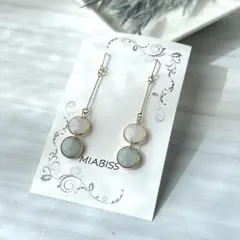 ホワイトとブルーグレーのレジンピアス