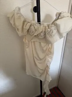 レディース オフショルダー 半袖トップス フリルデザイン シャーリングディテール