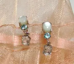 ホワイト・ライトブルー ダングルピアス K14刻印有り