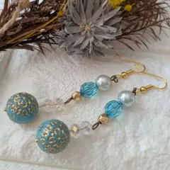 ハンドメイドピアス　花模様の青色ロングピアス