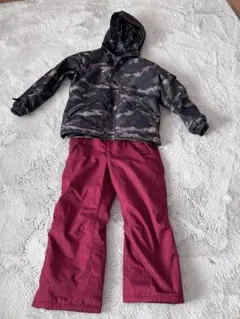 スノーウェア　スキー　スノボ　キッズ　サイズ140 伸縮可能　迷彩　エンジ色