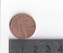 【硬貨】イギリス1ペニー：2015年一般デザイン/盾の一部　[表]エリザベス女王