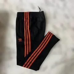 アディダスオリジナルス ジャージパンツ ブラック/オレンジ