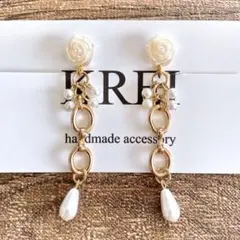 【１０８】ハンドメイドホワイトローズとパールのイヤリング（イヤリングのみ）