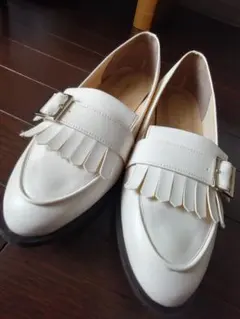 ホワイト フリンジ ローファー