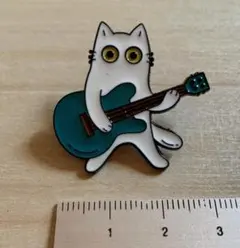 【白猫さんと青いギター】青いウクレレ 演奏 ピンバッジ ピンズ