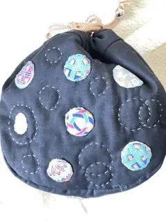 ハンドメイド 巾着袋 黒色 丸い可愛らしいアップリケ付き
