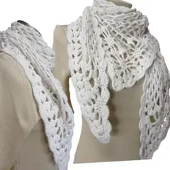 アースミュージック＆エコロジー　オフホワイトの三角ストール