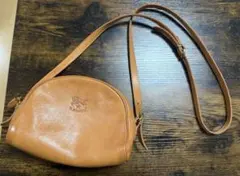 IL BISONTE ショルダーバッグ ハーフムーン ロゴ レザー