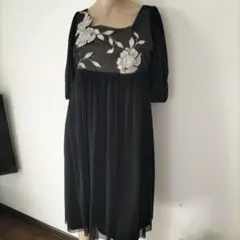 一度使用のみ花柄刺繍 シアー素材 七分袖ワンピース ブラック