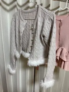 グレイルファー付きライトベージュケーブル編みカーディガン