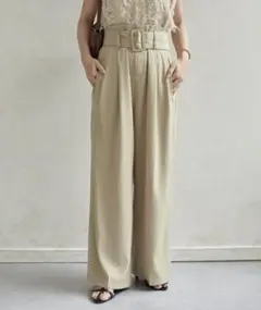 Thevon.（ゼヴォン）ベルト付きハイウエストタックパンツ グレージュ S