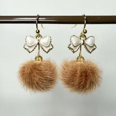 リボン×ファー　ピアス　イヤリング　ポンポン　ブラウン×ホワイト×ゴールド　秋冬