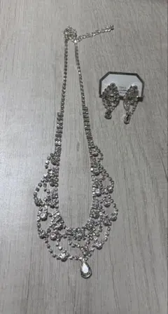 エレガントなシルバーネックレスとイヤリングセット