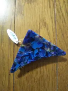 新品ブルー系の三角のヘアクリップ
