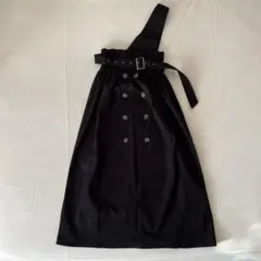 黒いボタン付きロングスカート