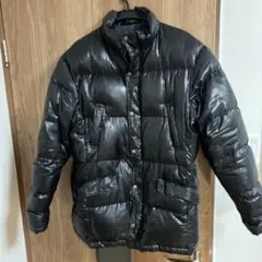 光沢のある黒のダウンジャケット