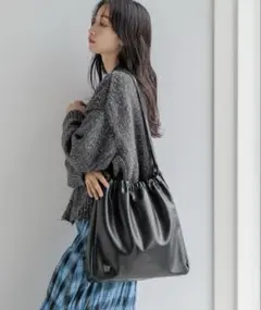 【美品　ブラック】LOWRYSFARM ギャザーショルダーＢＡＧのサムネイル