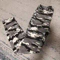 スキニーパンツ　カモフラ柄　モノトーン　М