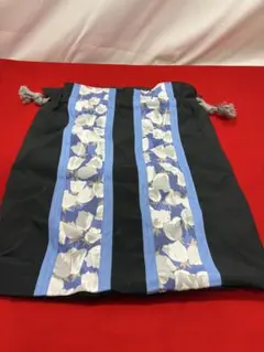 花柄刺繍の黒と青の巾着袋