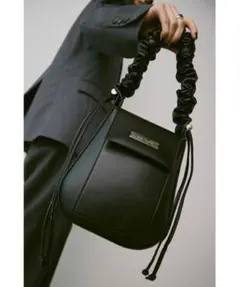 un/neu ギャザーハンドルフェイクレザーレザーフラップバッグ