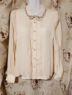 axes femme POETIQUEクリーム色 長袖シャツ レース襟