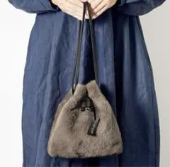 コンジェ ぺイエ アデュー トリステス　ファー巾着バッグ