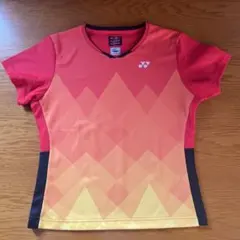 バドミントンウェア 幾何学模様 赤・オレンジ