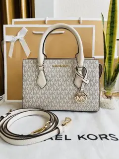 MK SHIELA センタージップ サッチェル スモール - MKシグネチャー