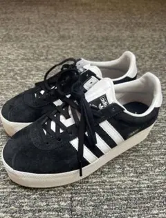 adidas スニーカー